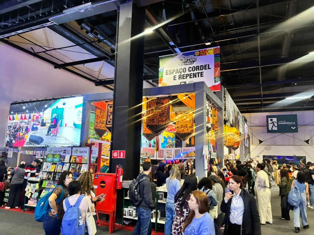 Estande Cordel e Repente é voltado para produções do Ceará e do Nordeste na Bienal do Livro de São Paulo.