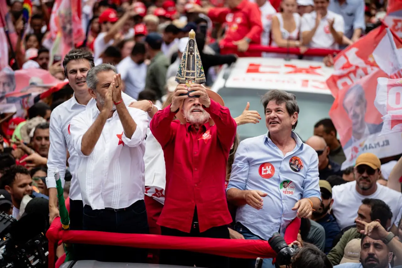 Imagem da notícia Em Fortaleza, Lula ergue imagem de Nossa Senhora Aparecida e fala sobre fim das bets e da escala 6x1