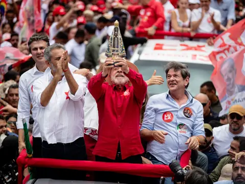 Imagem da notícia: Em Fortaleza, Lula ergue imagem de Nossa Senhora Aparecida e fala sobre fim das bets e da escala 6x1