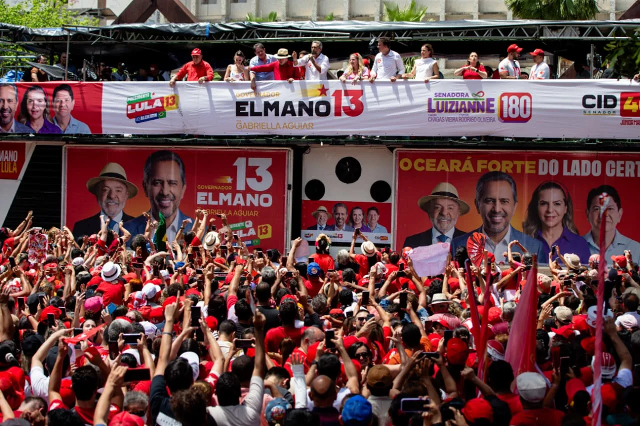 Lula e Elmano discursaram em evento de campanha no Centro de Fortaleza.