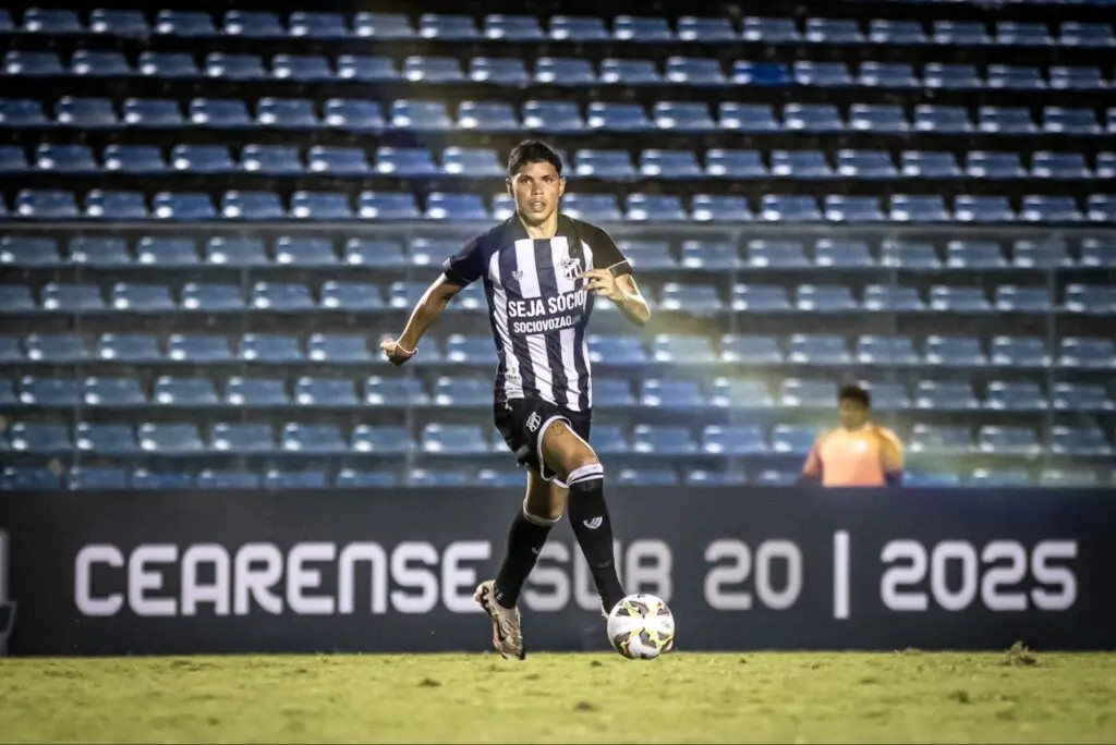 O volante Caio em ação pelo Ceará