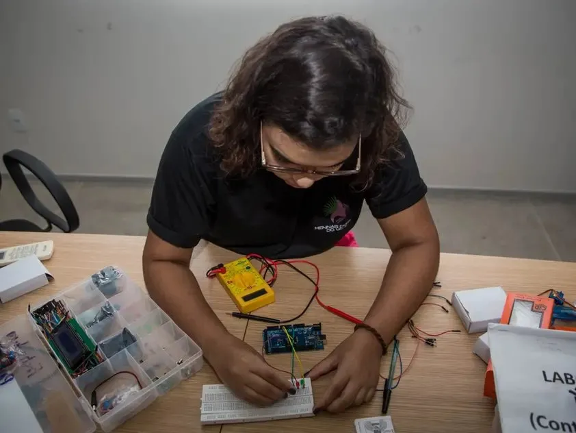 Projeto Meninas Digitais do Vale estimula a participação de meninas e mulheres na área da Tecnologia da Informação (TI).