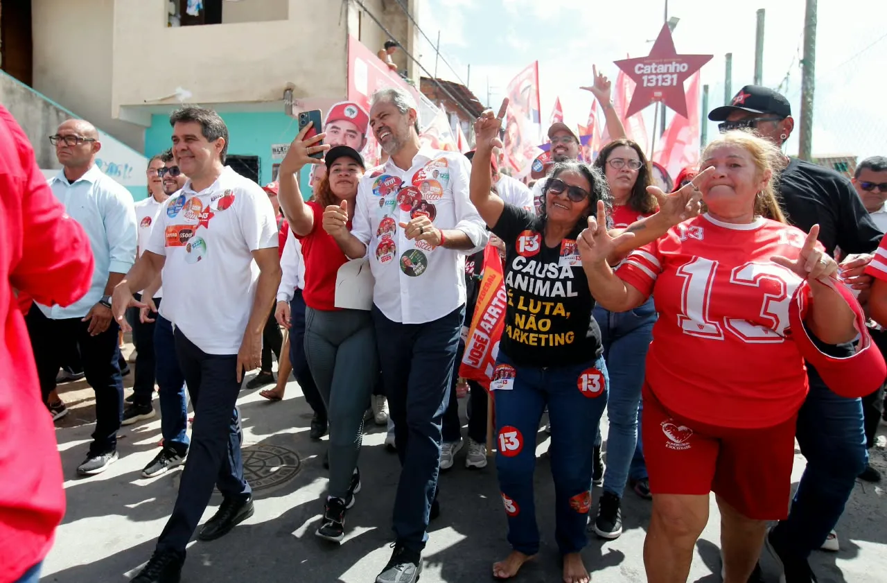 Elmano de Freitas participou de caminhada na Barra do Ceará, em Fortaleza.