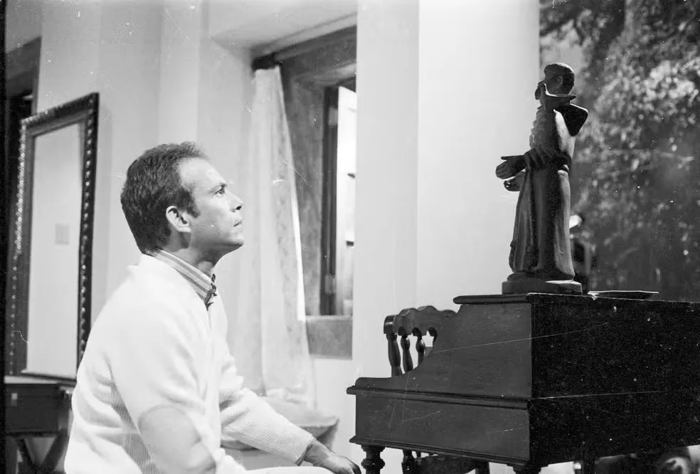José Wilker em cena como o personagem Roque, da novela 