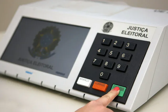 Na urna eletrônica, há teclas com números, além de opções para quem deseja votar em branco ou corrigir os algarismos inseridos. A tecla 