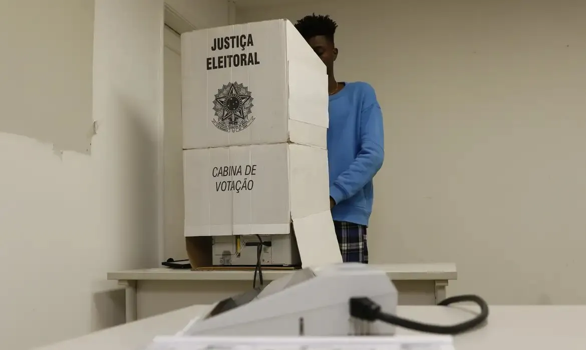 Pessoas com deficiência podem entrar na cabine de votação com acompanhantes. Crianças também podem acompanhar pais ou responsáveis no voto, mediante autorização de mesários.