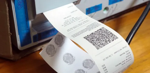Quando a urna encerra o modo de votação, imprime pelo menos cinco vias do Boletim de Urna, cada uma contendo um QR Code.
