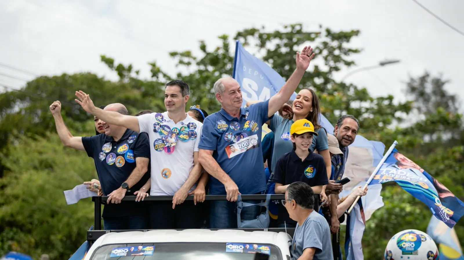 Ciro esteve acompanhado de seu candidato a vice-governador, Roberto Cláudio (União), do candidato ao Senado Capitão Wagner (União) e de outros aliados que concorrem a vagas no Legislativo.