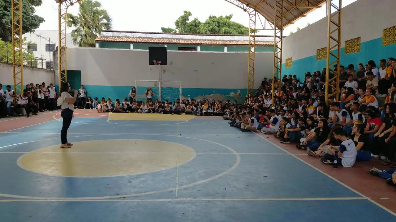 Flores, cartas, um corredor de aplausos e muita emoção marcaram tributo à professora.