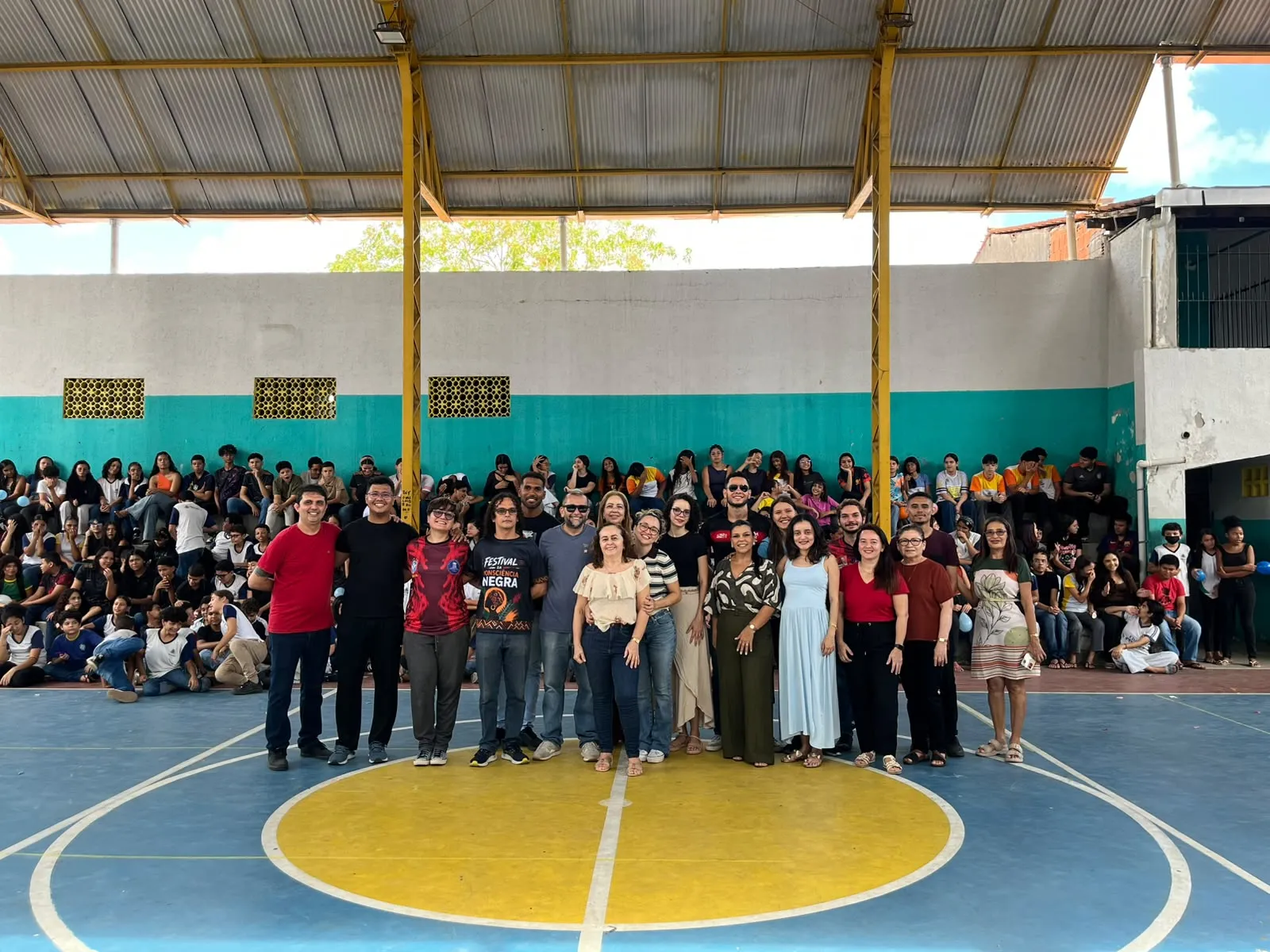 Lenisce com o corpo gestor da escola onde dedicou 25 anos de trabalho.