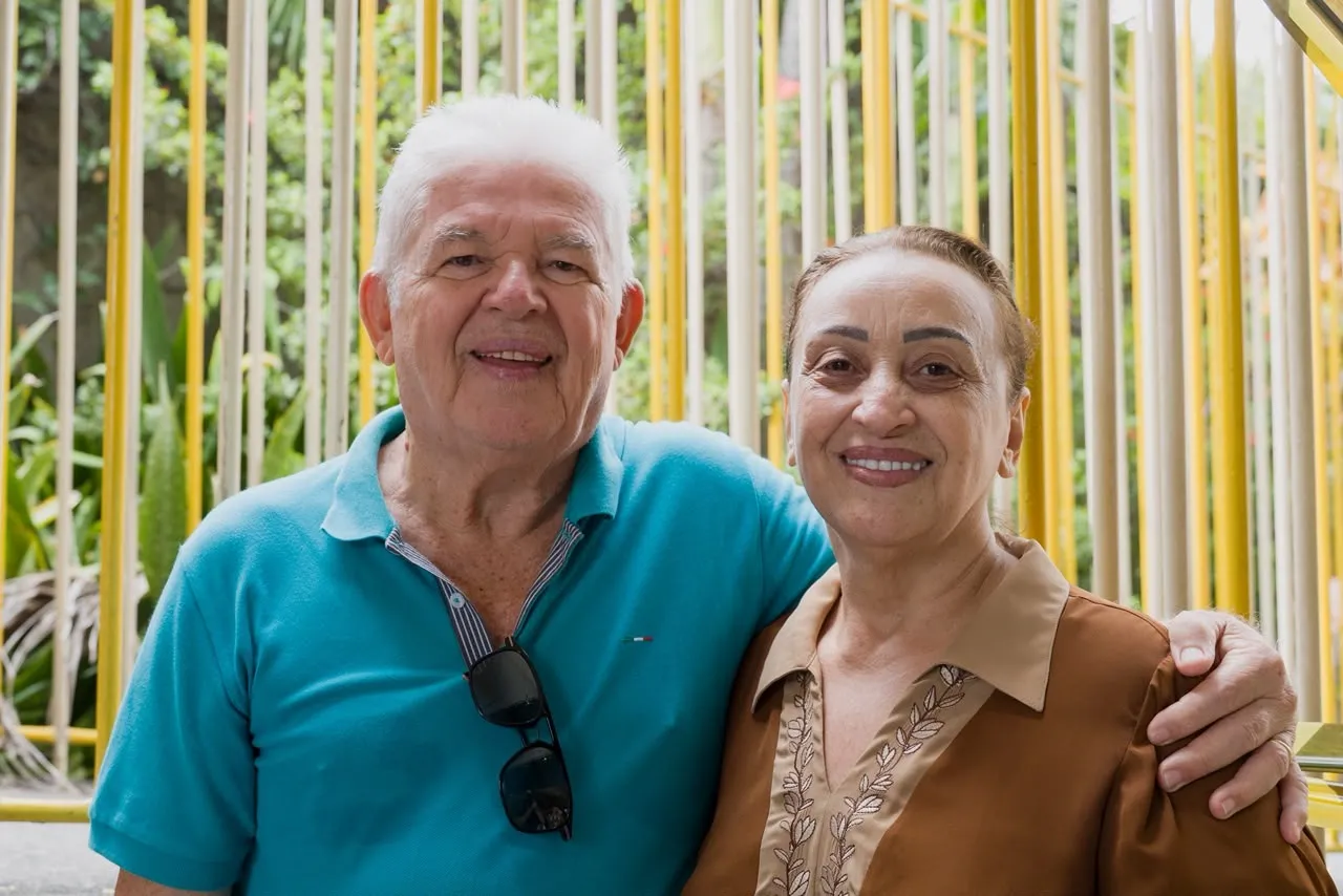 Mário César Sá, 80, e Maria Arioneide Magalhães Sá, 70, foram lado a lado para o local de votação.