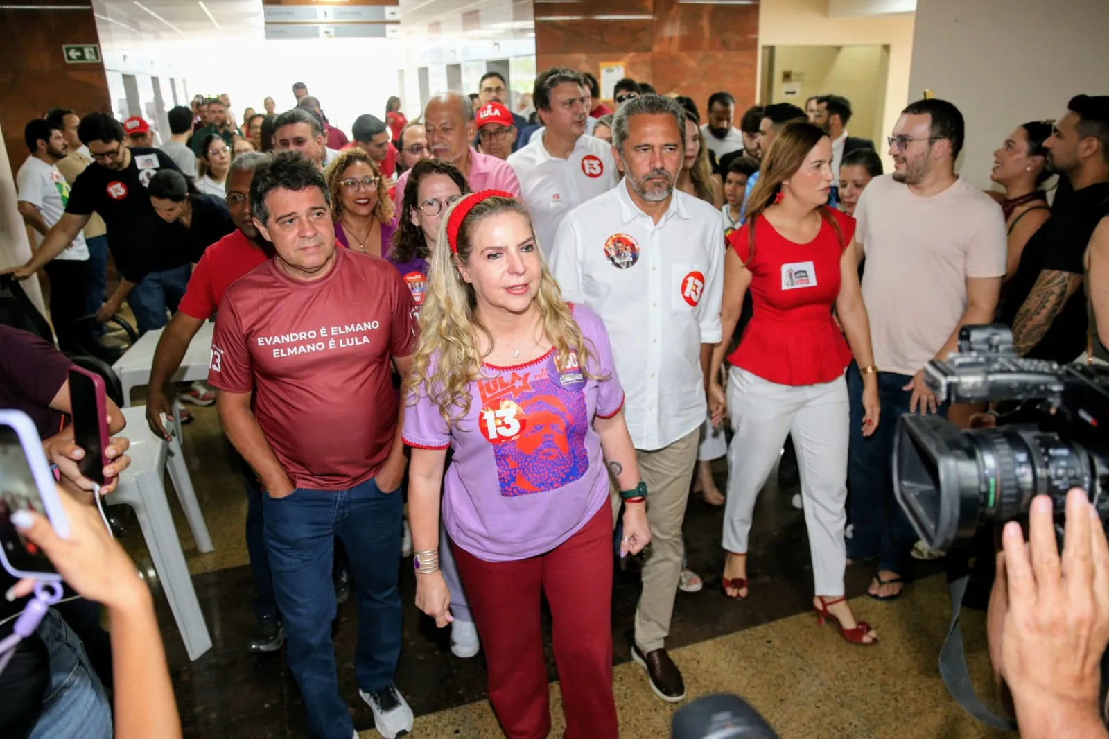 Luizianne Lins chegou para votar com apoiadores políticos.