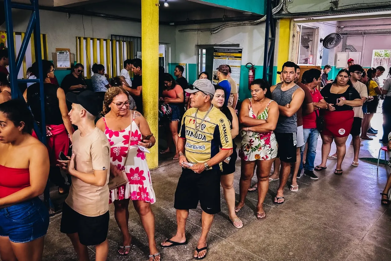 Fluxo intenso de eleitores e demora nas filas também foi queixa de quem esperava para votar no Colégio Maria Cardoso, no bairro Quintino Cunha.