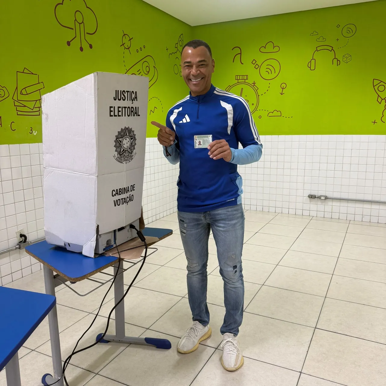 O jogador Cafu compartilhou o momento do voto nas redes sociais.