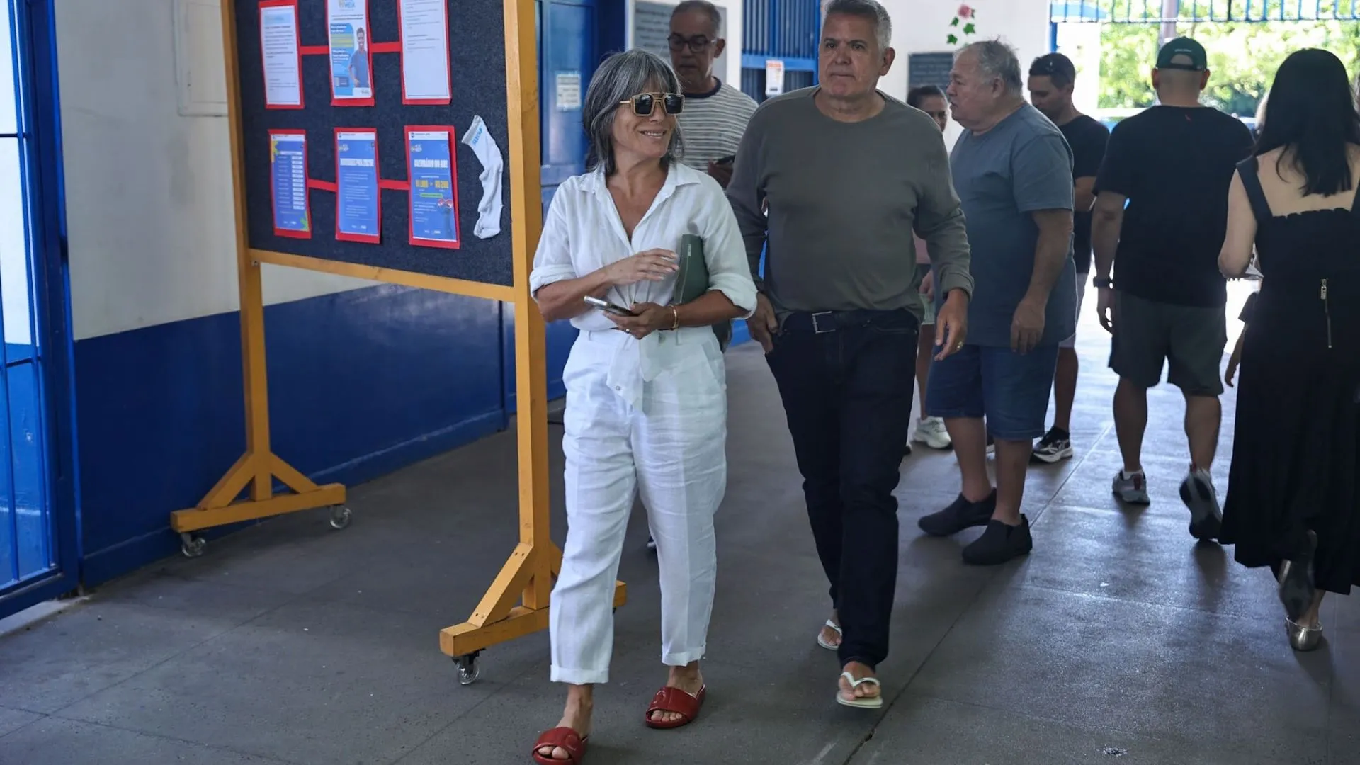 A atriz Glória Pires e o cantor Orlando Morais foram vistos em colégio eleitoral.