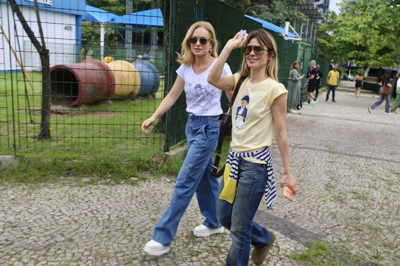 A apresentadora Angélica e a atriz Carolina Dieckmmann saíram do local de votação e foram fotografadas.