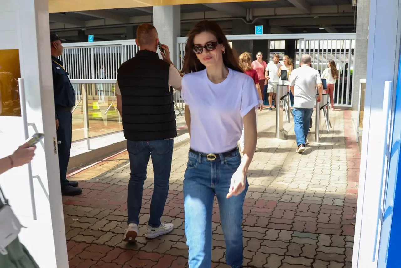 Camila Queiroz votou mais cedo no Rio de Janeiro.