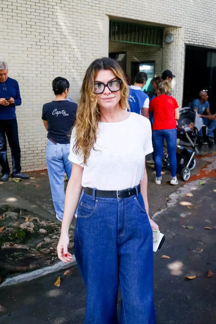 A atriz Alinne Moraes no local de votação neste domingo (4).