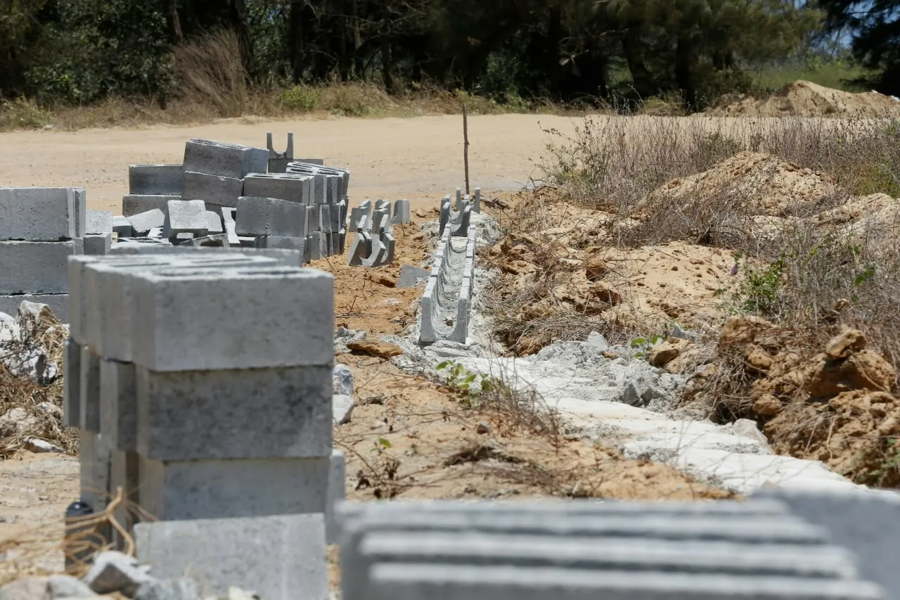 Proprietário da obra possui licença para construção, mas documento não autoriza a construção do muro.