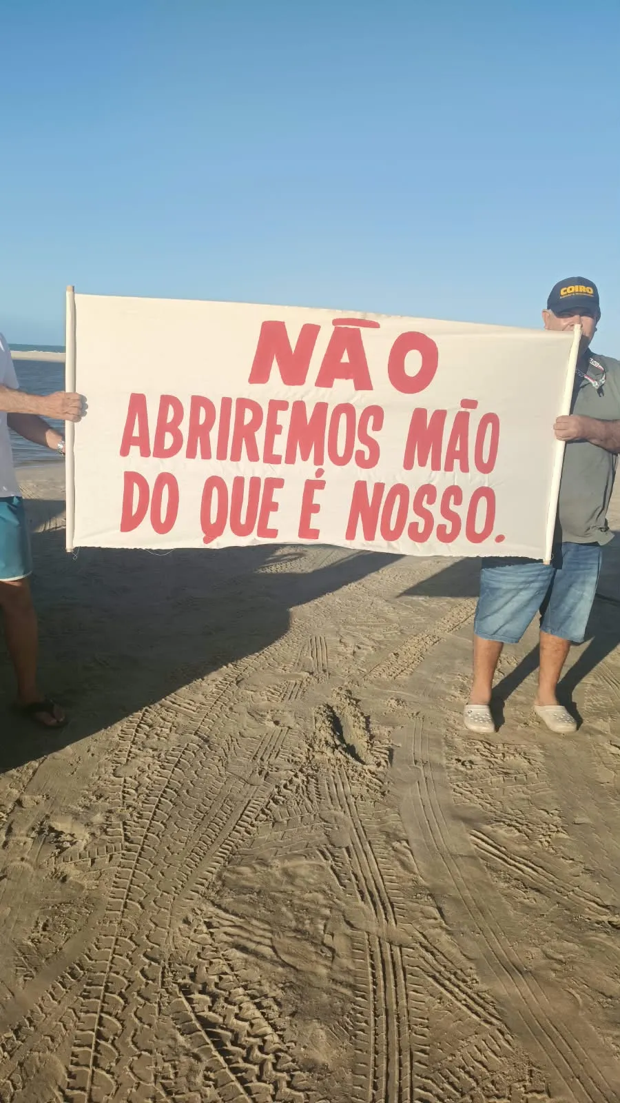 Moradores do entorno manifestam contra construção do muro.