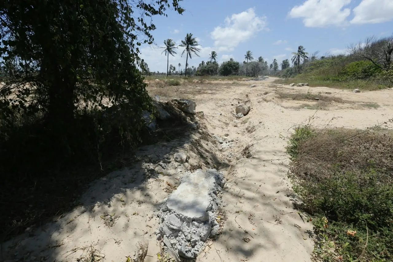 Para moradores, o que está em jogo, para além do muro, é o avanço de construções na faixa de praia.