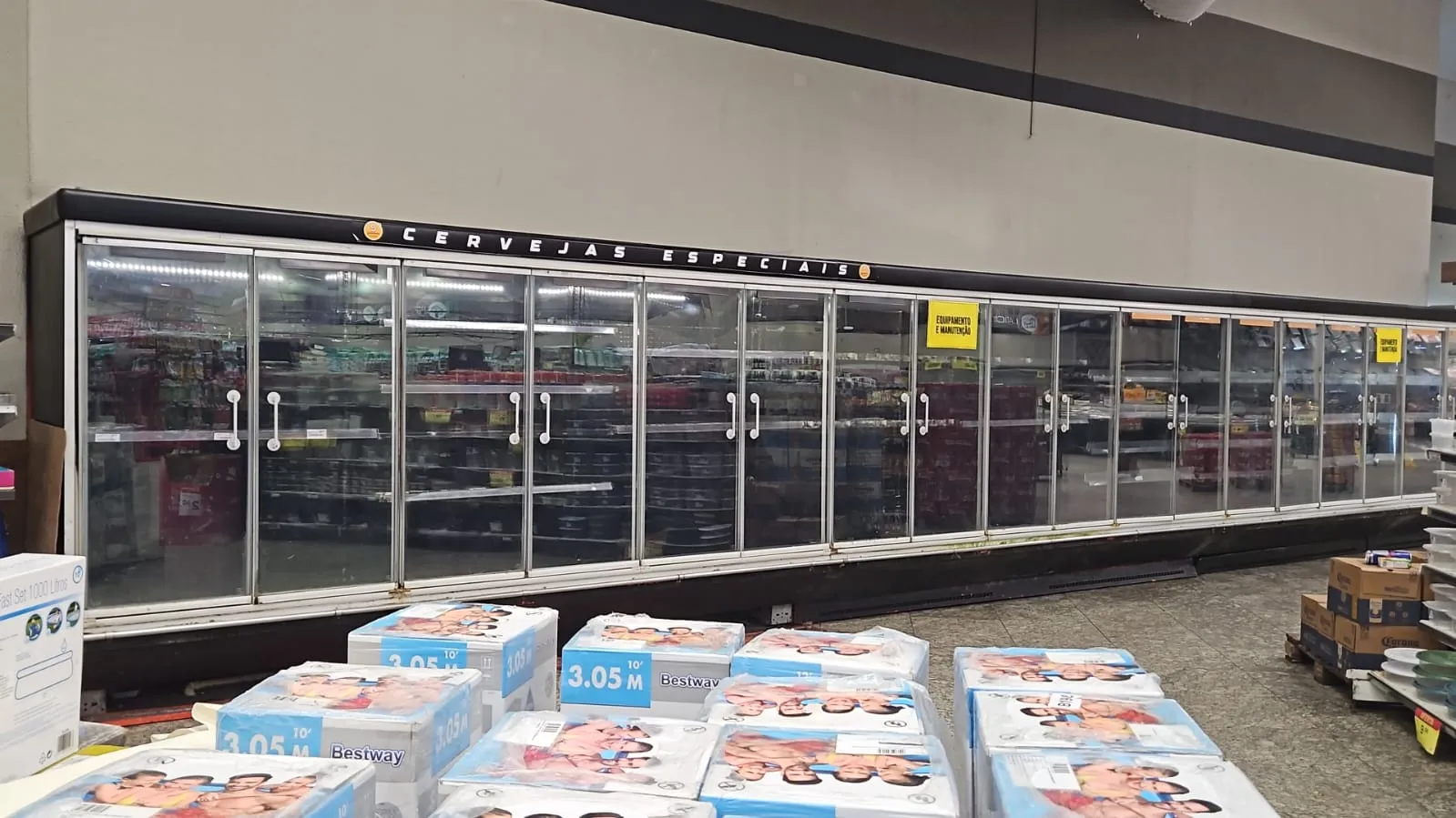 Geladeiras vazias e em manutenção no G. Barbosa da Rua Padre Valdevino.
