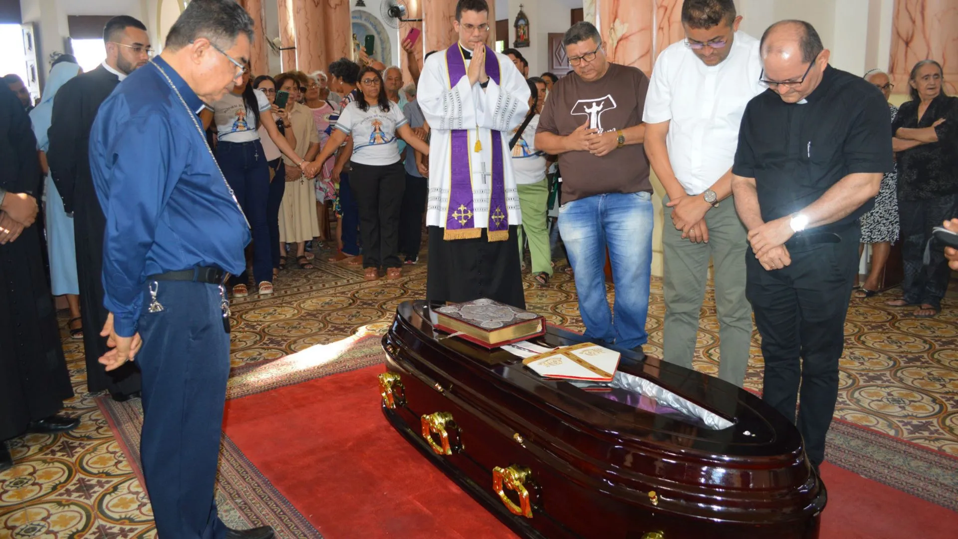 Urna foi colocada no chão por conta da tradição.