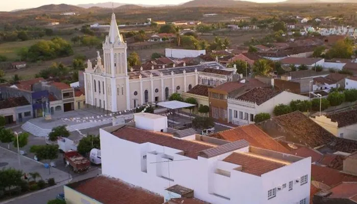 Senhor Menino Deus é o padroeiro do município.