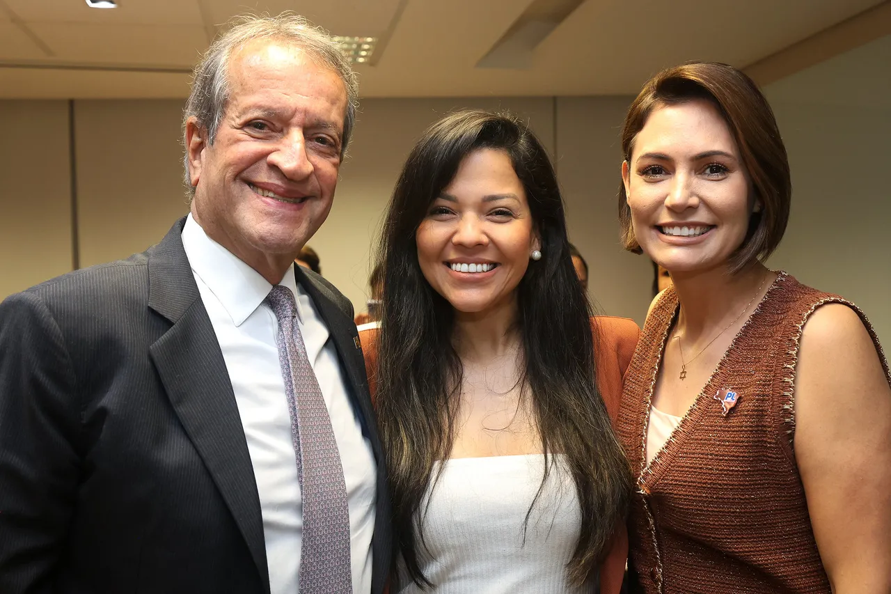 Priscila Costa se coloca como aliada de Waldemar Costa Neto e Michelle Bolsonaro no Ceará.