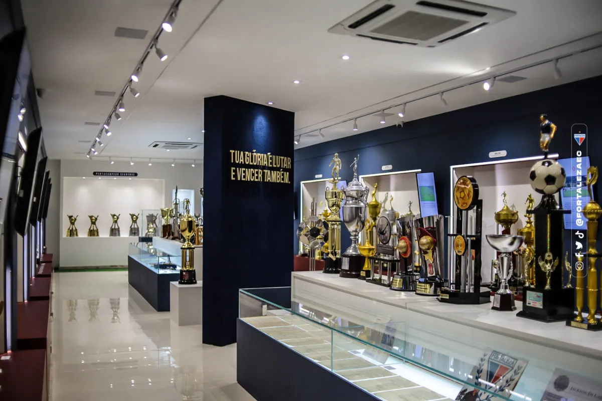 A sala de troféus do Fortaleza reúne a memorária dos principais títulos do clube