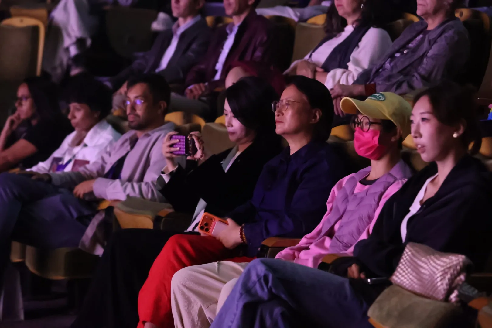 Público na China acompanha apresentação da Paracuru Cia de Dança.