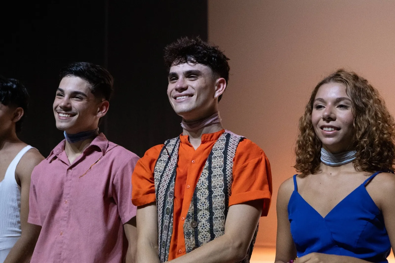 Alunos da Paracuru Cia de Dança após apresentação de 