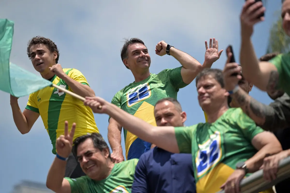 Imagem da notícia Flávio Bolsonaro não discursa em BH e segue para comício no Rio