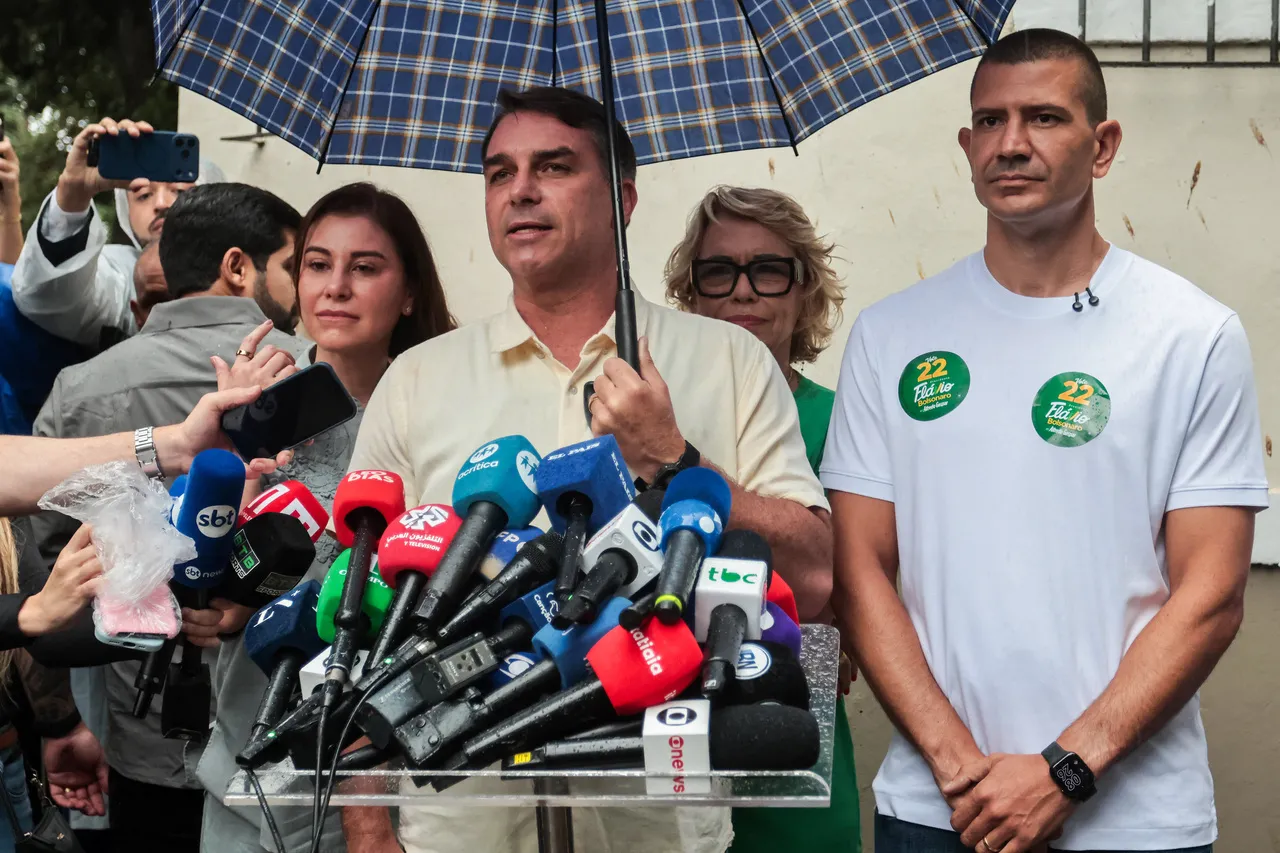 Flávio Bolsonaro (no centro) falou à imprensa na companhia da esposa Fernanda Bolsonaro (à esquerda), da mãe Rogéria Bolsonaro (de óculos) e do governador eleito do RJ Douglas Ruas (à direita).