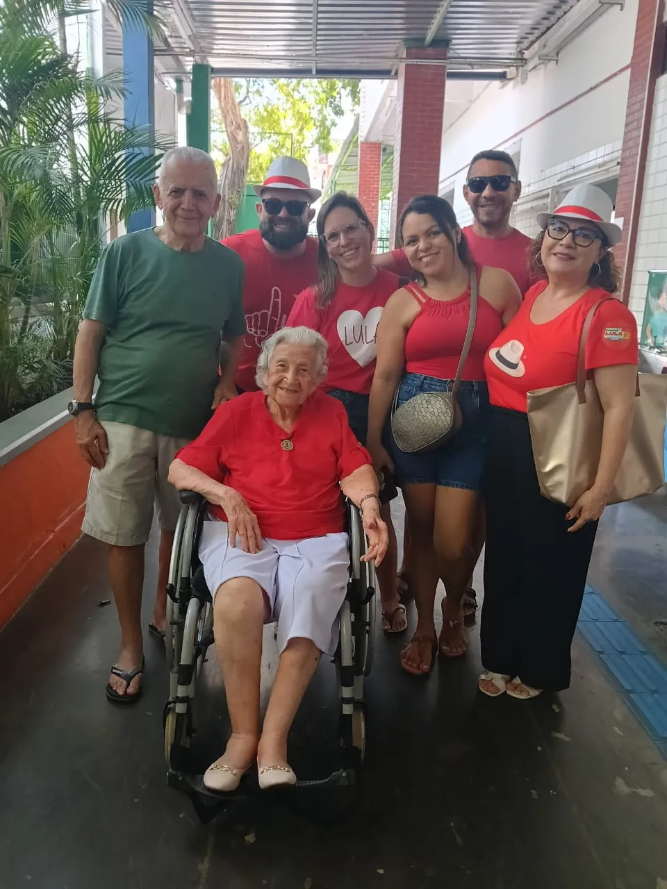 Karla, a avó e familiares.