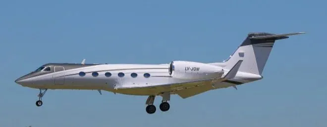 O Gulfstream G400 pode alcançar a velocidade máxima de 935km/h.