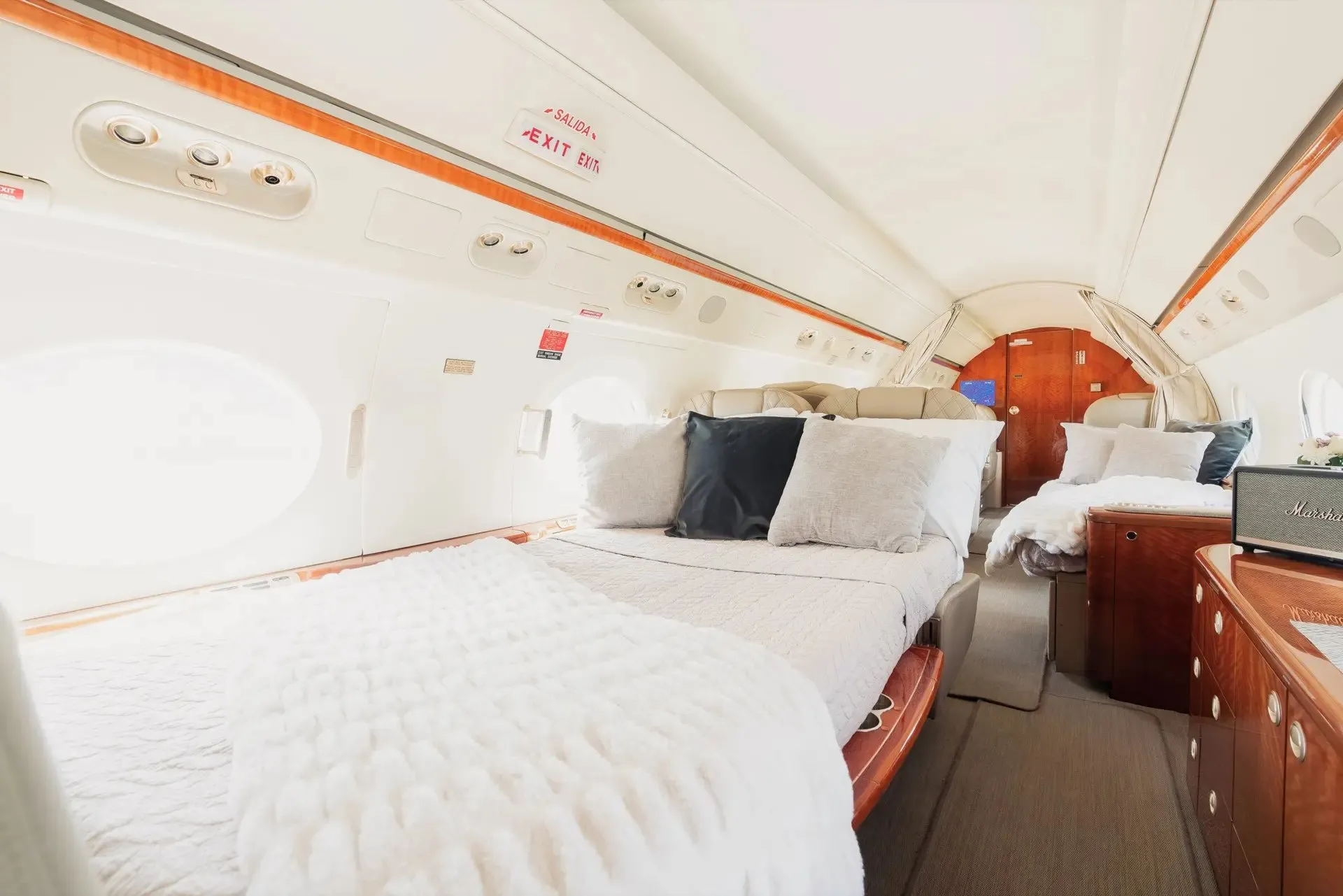 Aeronave tem cama que comporta até seis pessoas.