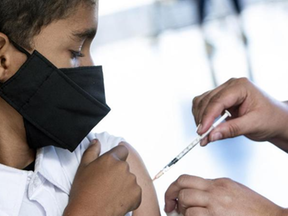 Criança recebe a vacina contra a Covid 19