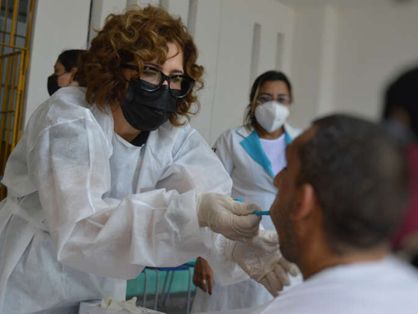 Imagem mostra servidora da Pefoce colhendo amostras de DNA de detentos em presídios no Ceará.